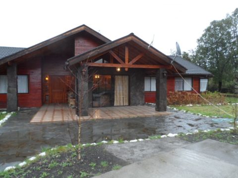 CASA ORILLA CARRETERA 3KM PUCON